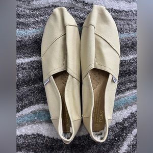 Tan Tom’s shoes size M14